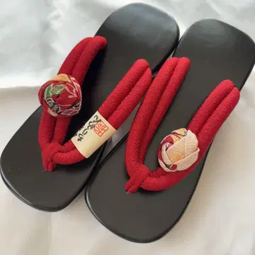 빨간색 꽃무늬 장식 일본 나막신