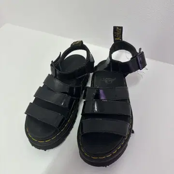 Dr. Martens 블랙 스트랩 샌들