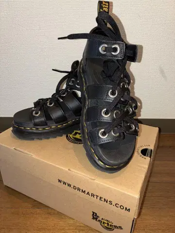 Dr.Martens 아일렛 샌들