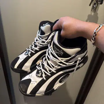 Reebok 하이컷 스니커즈 블랙/화이트 샤크 노시스