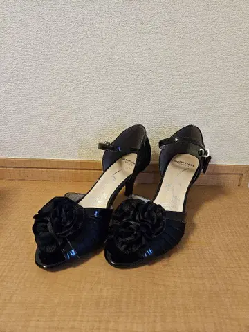 블랙 꽃 장식 하이힐