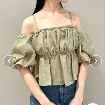 2025 신상 SNIDEL 스나이델 오프숄더 프릴 블라우스