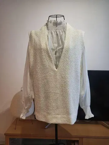 화이트 V넥 슬리브리스 베스트