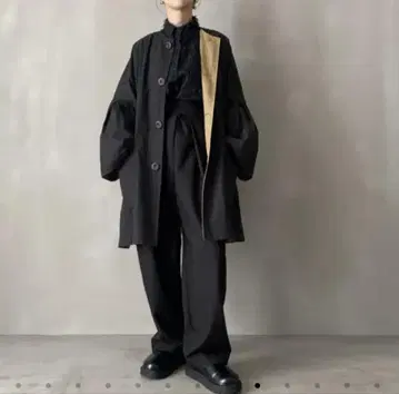 HOWDY. 리버서블 벨 슬리브 코트