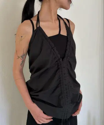 Baserange Pictorial Strap Top 블랙