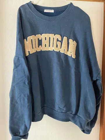 MICHIGAN 자수 블루 맨투맨