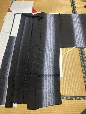 먹물 번짐 무늬의 블랙 그레이 겉옷