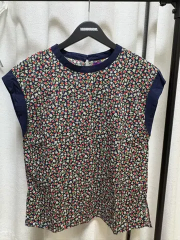 MADE WITH LIBERTY FABRIC 슬리브리스 블라우스