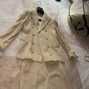 크림색 더블 브레스트 수트 세트