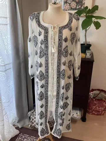화이트 컬러 자수 긴팔 블라우스 치칸카리 인도
