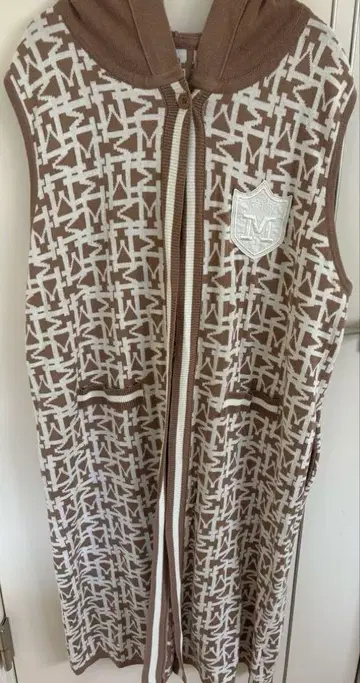 미사용 새상품 MASAGO M 로고 와펜 부착 백 자카드 롱 니트 베스트