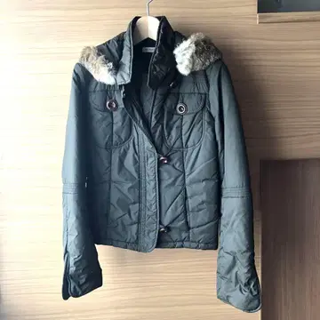퍼 달린 그레이 다운 자켓
