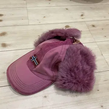 나파피리 퍼 달린 핑크 캡