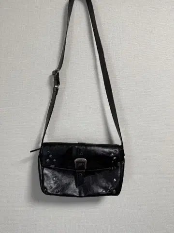 ZARA 스터드 장식 블랙 숄더백