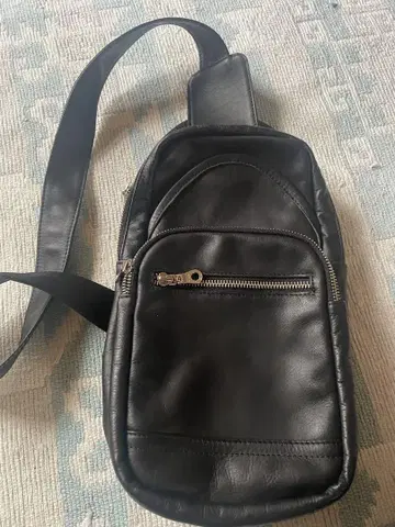 블랙 가죽 바디백