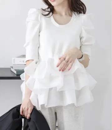AMERI 프릴 반팔 상의 화이트 깔끔한 포멀