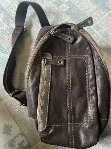 다크 브라운 가죽 숄더백