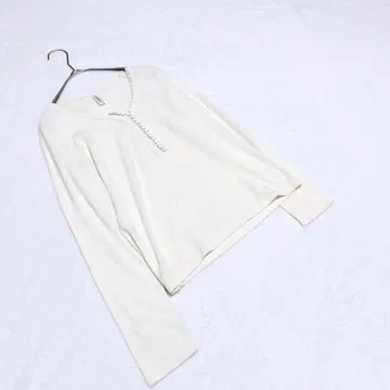 KN0537 [루니] 니트 [F] V넥 아이보리 자수 버튼 디자인