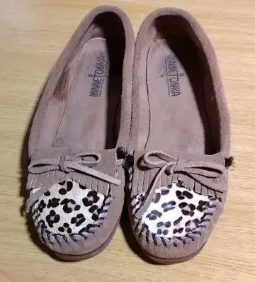 MINNETONKA 레오파드 무늬 모카신 8