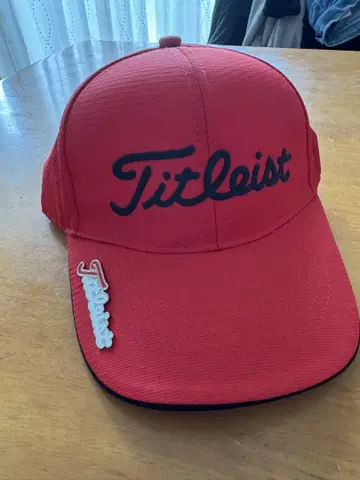 새상품, 미사용 Titleist 레드 캡 메쉬