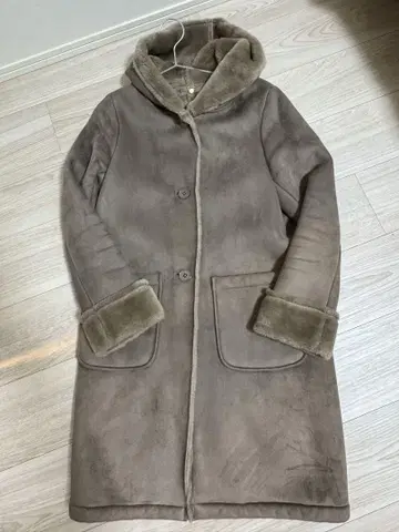 유나이티드 애로우즈 뷰티 앤 유스 후드 부착 무스탕 코트