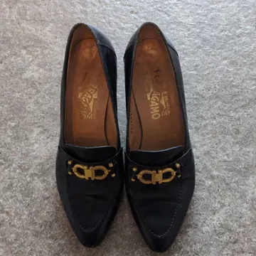 Ferragamo 네이비 가죽 포인티드 로퍼