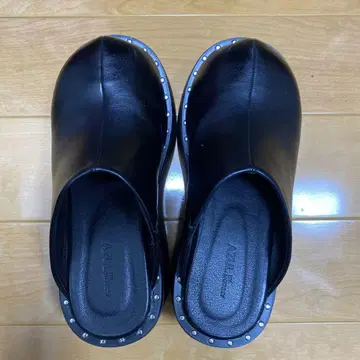 스터드 장식 블랙 클로그 샌들 AZUL by moussy