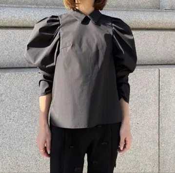 Heve 크루아상 칼라 블라우스 블랙 퍼프 슬리브 긴팔 개더