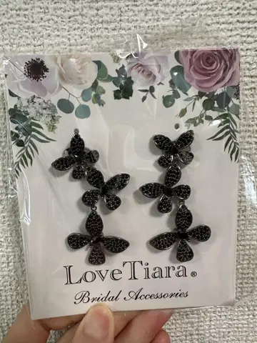 LoveTiara 블랙 나비 귀찌