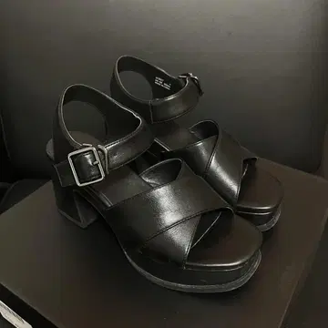 블랙 크로스 스트랩 통굽 샌들 23.5cm