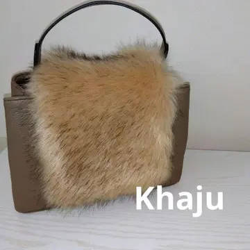 Khaju 베이지 퍼 핸드백