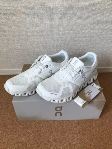 [ 새상품 미사용 ] on 클라우드5 24.0cm 올 화이트