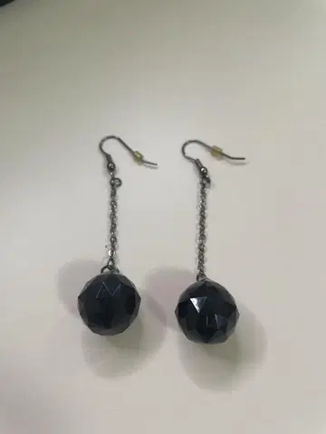 블랙 패싯 컷 롱 귀걸이