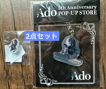 Ado 5th Anniversary 팝업 스토어 키링 핀즈