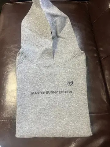 [ MASTER BUNNY 후드 부착 맨투맨 새상품급 ]
