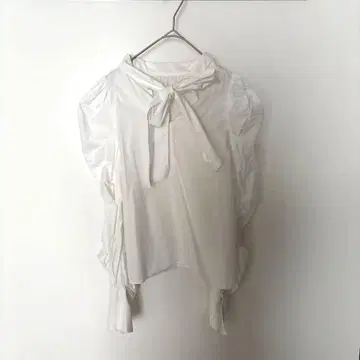 SNIDEL 화이트 리본 포함 퍼프 슬리브 보타이 셔츠