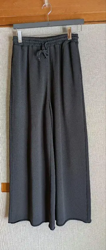 차콜 그레이 와이드 팬츠