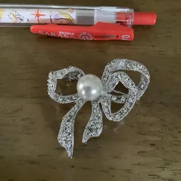 리본 브로치