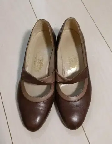 브라운 가죽 펌프스