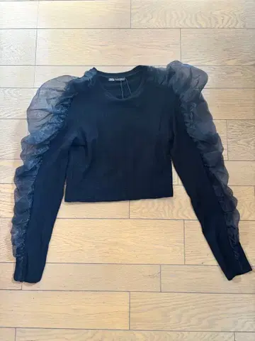 ZARA 프릴 장식 블랙 긴팔 상의