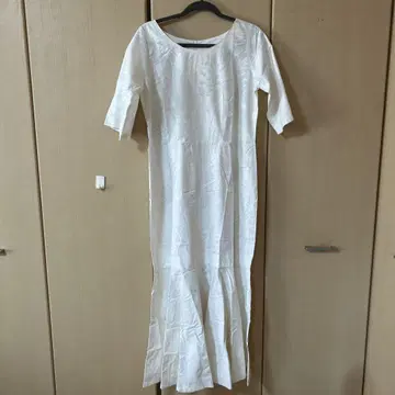 화이트 반팔 롱 원피스 플레어 스커트