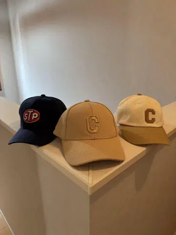 STP 로고 네이비 캡과 C 로고 캡 세트