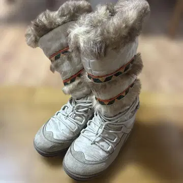 퍼 포함 어그 부츠 베이지