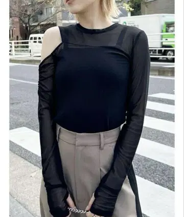 MURUA 컷 아웃 시어 탑 시어 탑 어깨 트임 블랙
