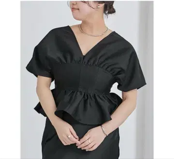 블랙 반팔 딥 V넥 크롭 프릴 상의 M
