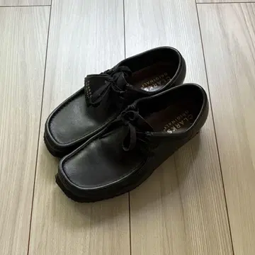 클락스 왈라비 가죽 블랙 로우컷 25