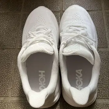 HOKA 화이트 러닝화