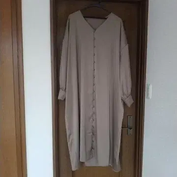 안티카 베이지 셔츠 원피스 V넥 긴팔