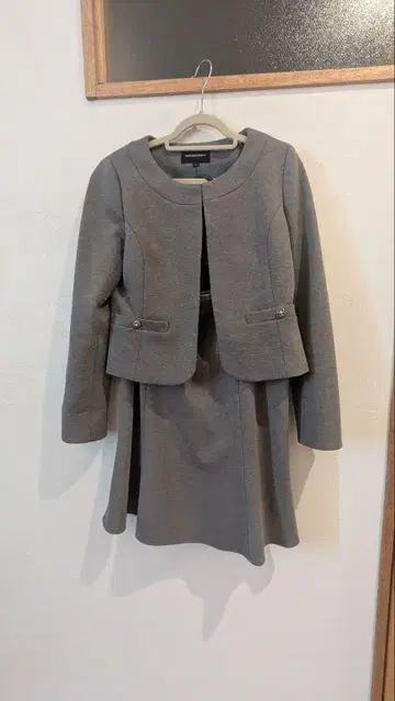 퀸즈 코트 셋업 수트 (노카라 자켓 & 스커트)