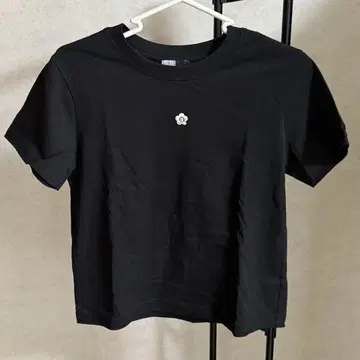 PUBLUX MARY QUANT 원포인트 자수 로고 T셔츠 블랙